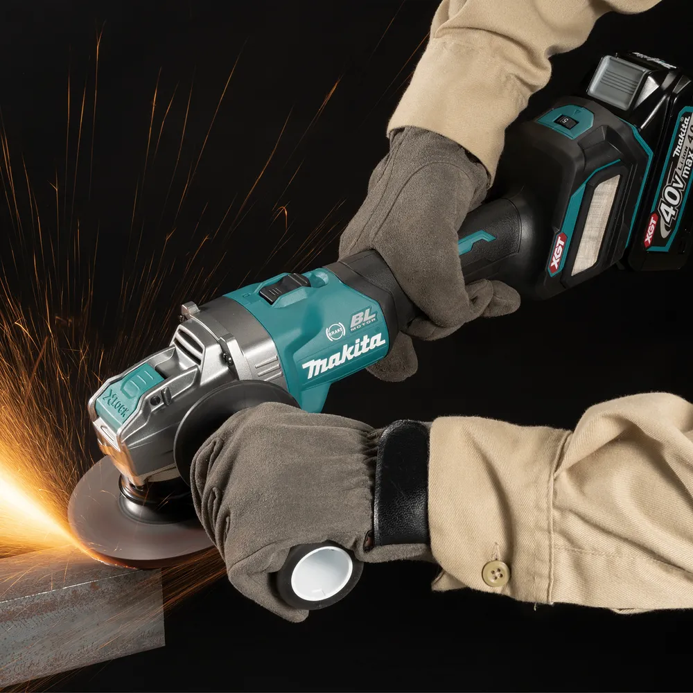 Pildil on Makita akunurklihvija GA041GZ, mida kasutatakse metallitööde tegemiseks.