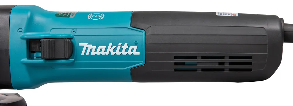 Pildil on detail Makita nurklihvija GA5091X01 käepidemest, millel on näha brändi logo ja lüliti.