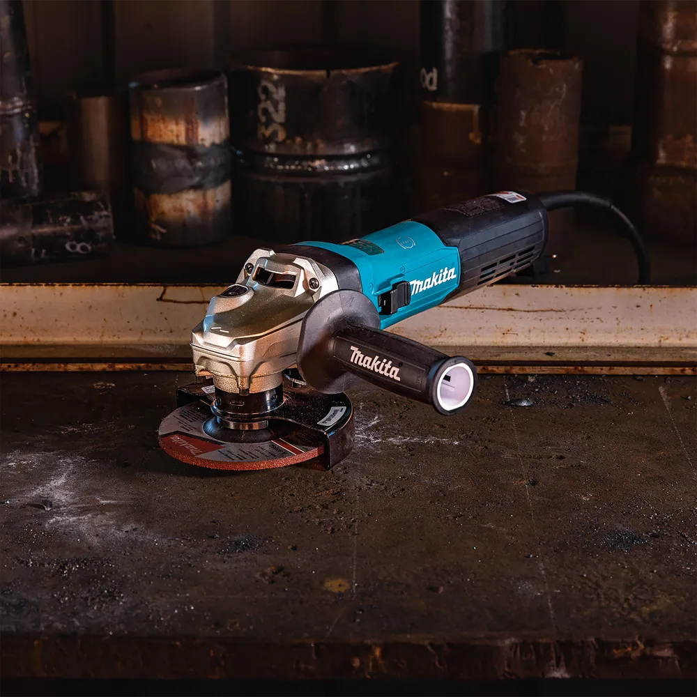 Pildil on Makita nurklihvija GA5091X01, mis asub tööpingil.