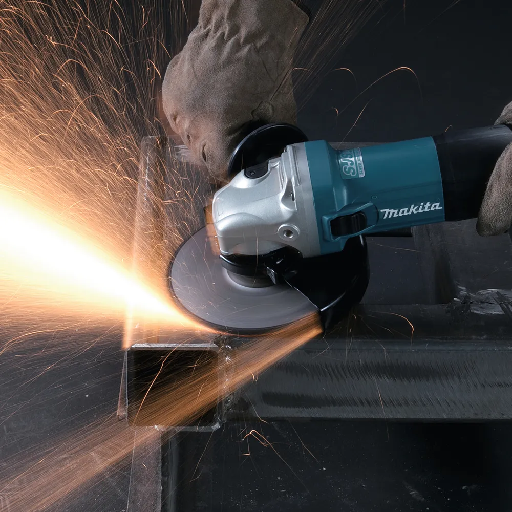 Pildil on Makita nurklihvija GA6040CF01, mida kasutatakse metalli lihvimiseks, tekitades sädemeid.