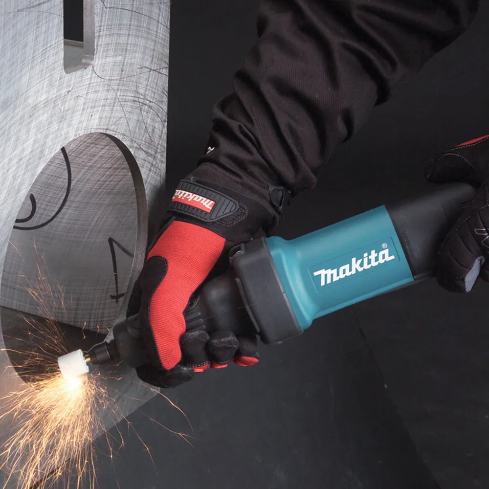 Pildil on näha, kuidas isik kasutab Makita otslihvija GD0600-t, millega ta lihvib metalli, tekitades sädemeid.