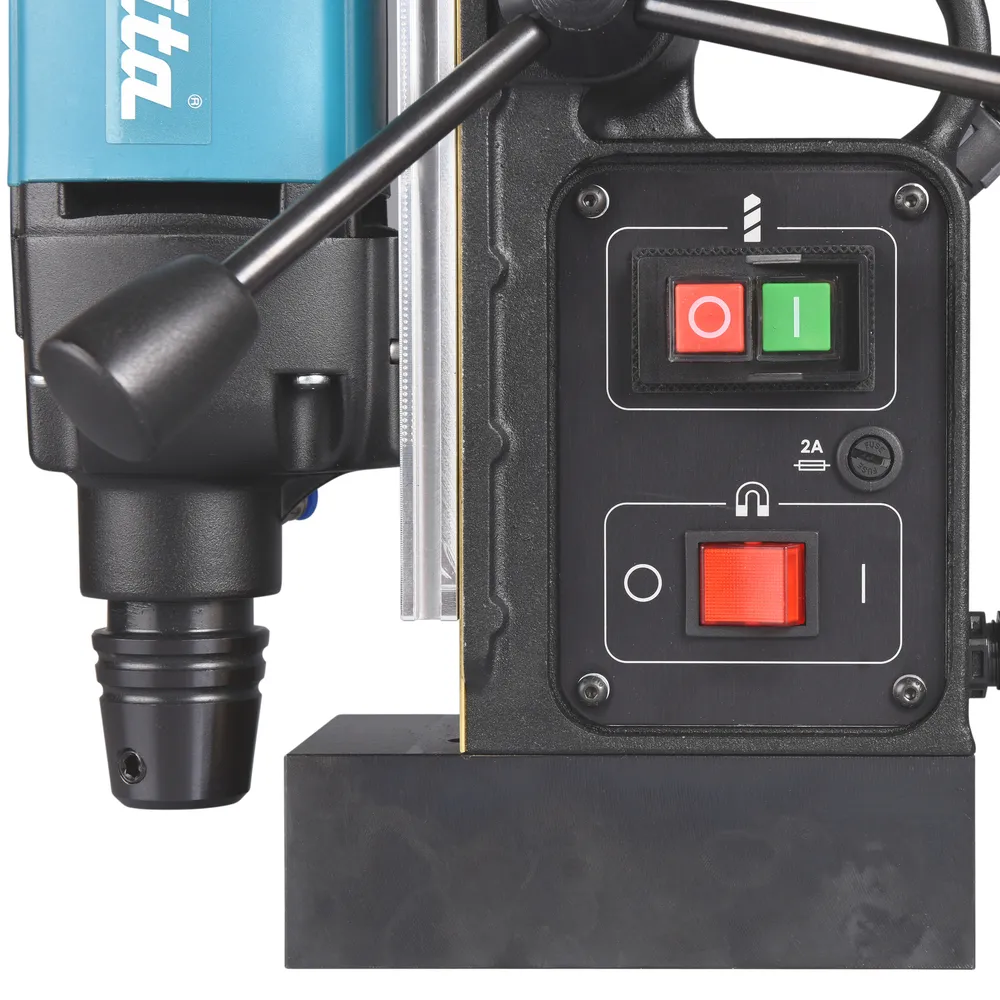 Pildil on Makita magnetpuurpink HB350 detailvaade, kus on näha seadme juhtpaneel ja puurpea.