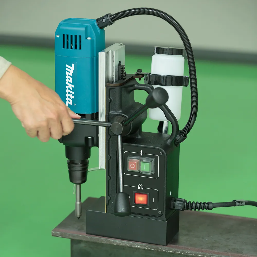 Pildil on Makita magnetpuurpink HB350, millega inimene on valmis puurima.
