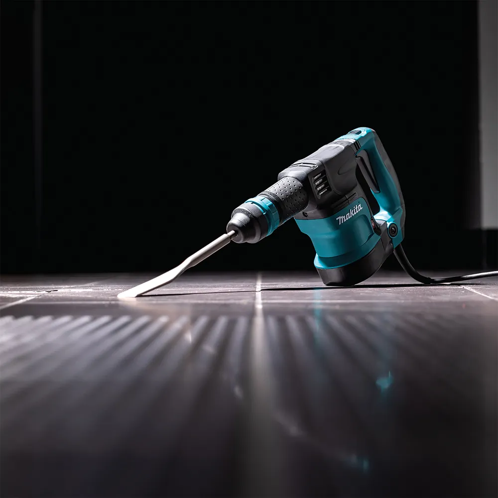 Pildil on Makita piikvasar HK1820 SDS-Plus, mis on asendis pildistamiseks.