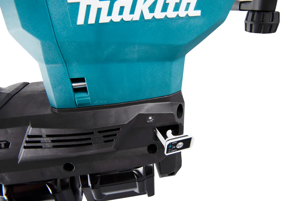 Pildil on näha detail Makita akupiikvasarast HM002GZ03, kus keskendutakse seadme lülitile ja ventilatsiooniavadele.