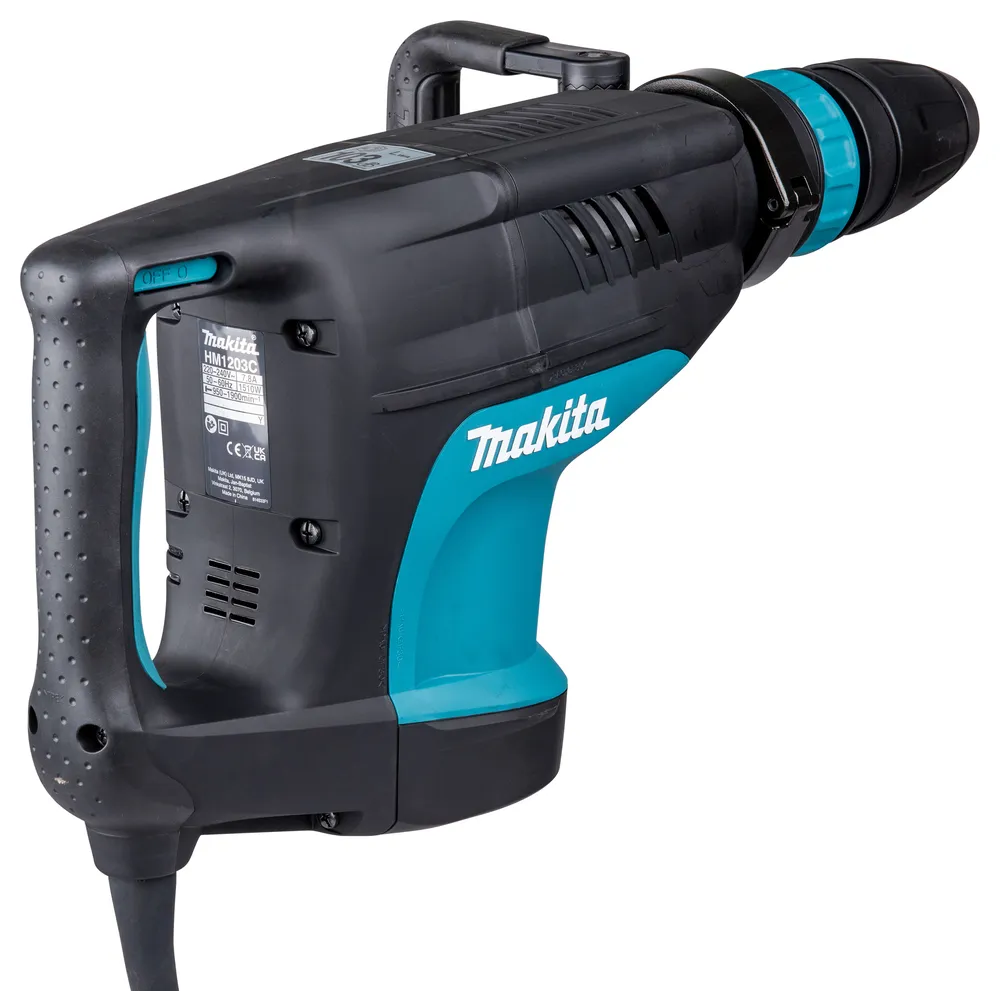 Pildil on Makita piikvasar HM1203C, mis on paigutatud diagonaalselt, näidates tööriista korpuse üksikasju ja Makita logo.
