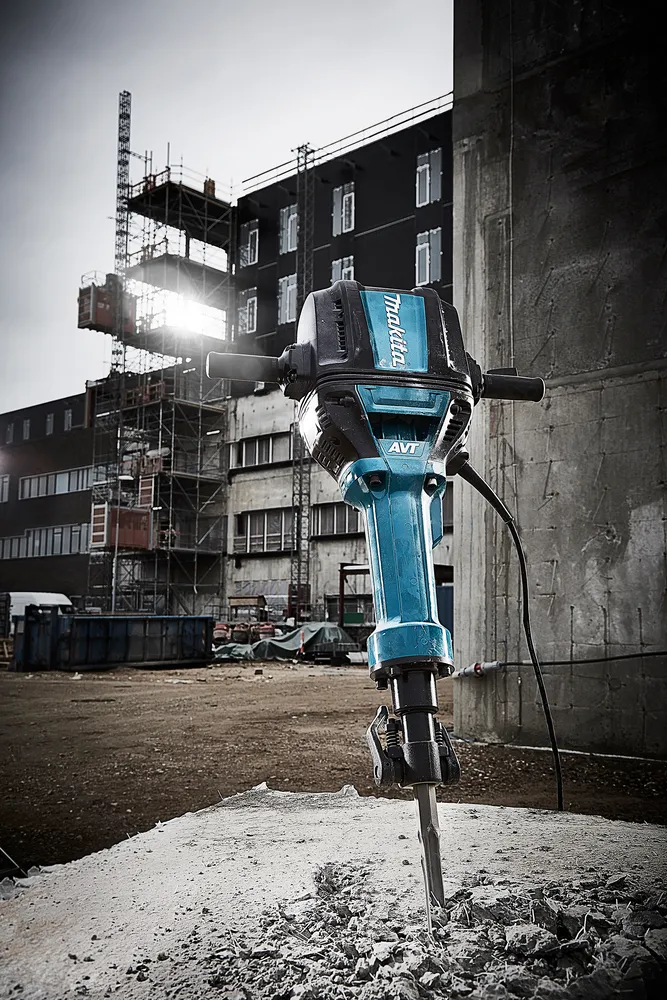 Pildil on Makita piikvasar HM1812 ehitusplatsil.
