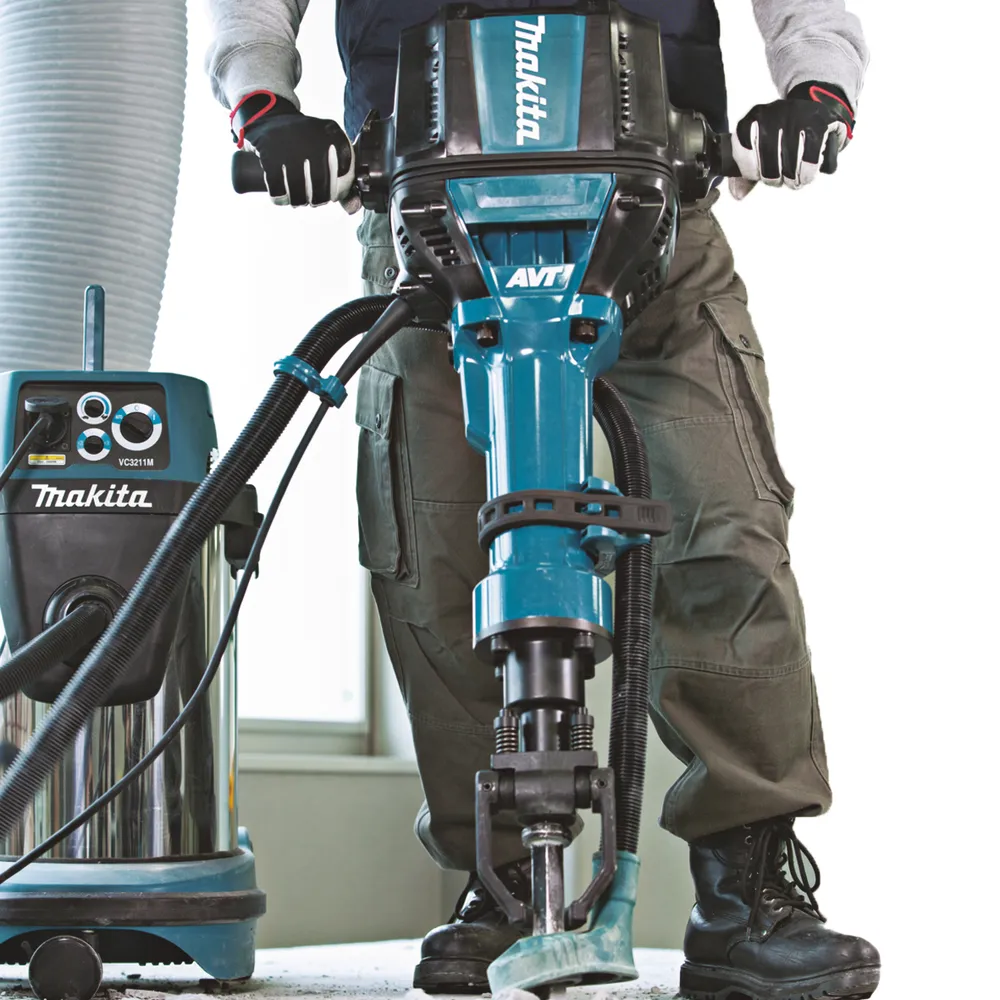 Pildil on Makita piikvasar HM1812 ja tolmuimeja.