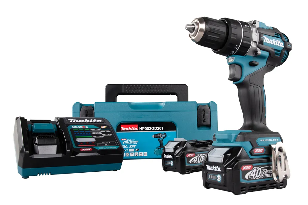 Pildil on Makita akulööktrell HP002GD201 koos laadija ja akudega.
