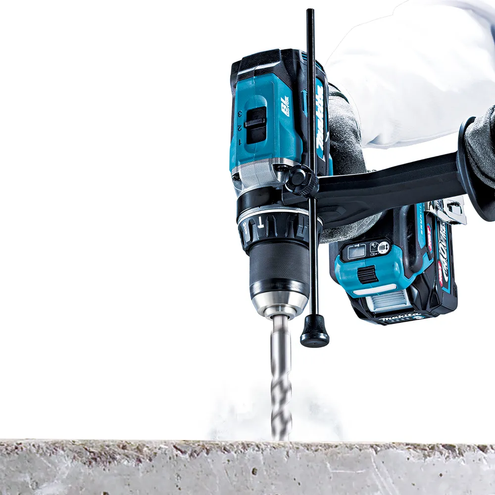 Pildil on Makita akulööktrell HP003GZ, mis puurib betooni ja mille kasutaja hoiab käes.