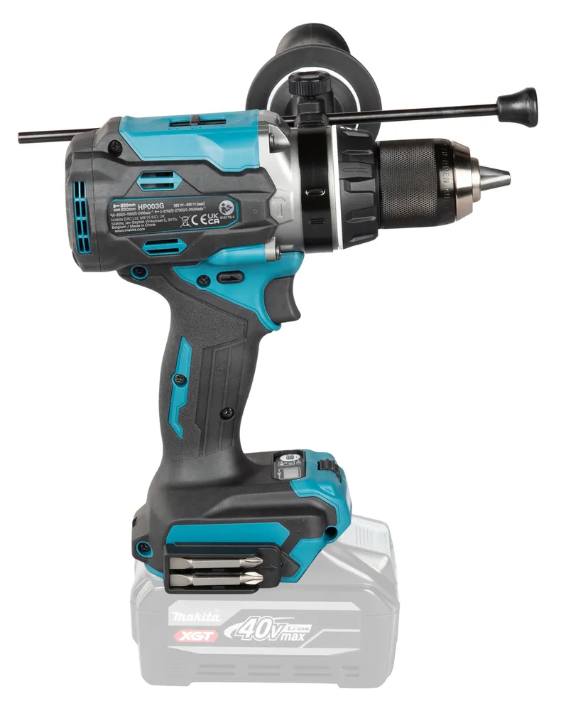 Pildil on Makita akulööktrell HP003GZ, millel on küljel käepide, ja mis on varustatud kahe otsikuga.