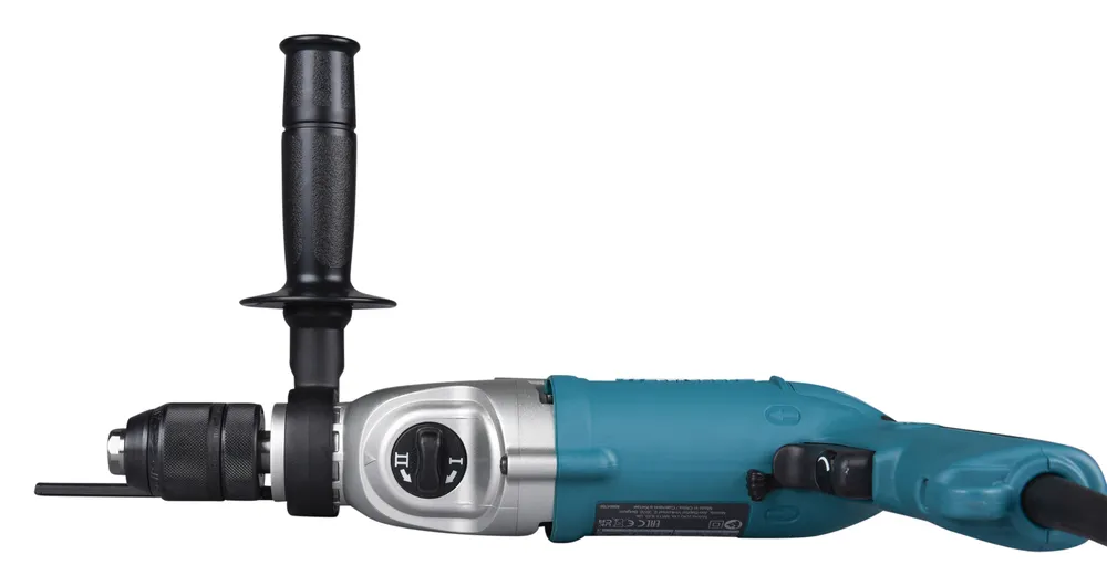 Pildil on Makita lööktrell HP2051FJ, mis on paigutatud horisontaalselt valge tausta ees.