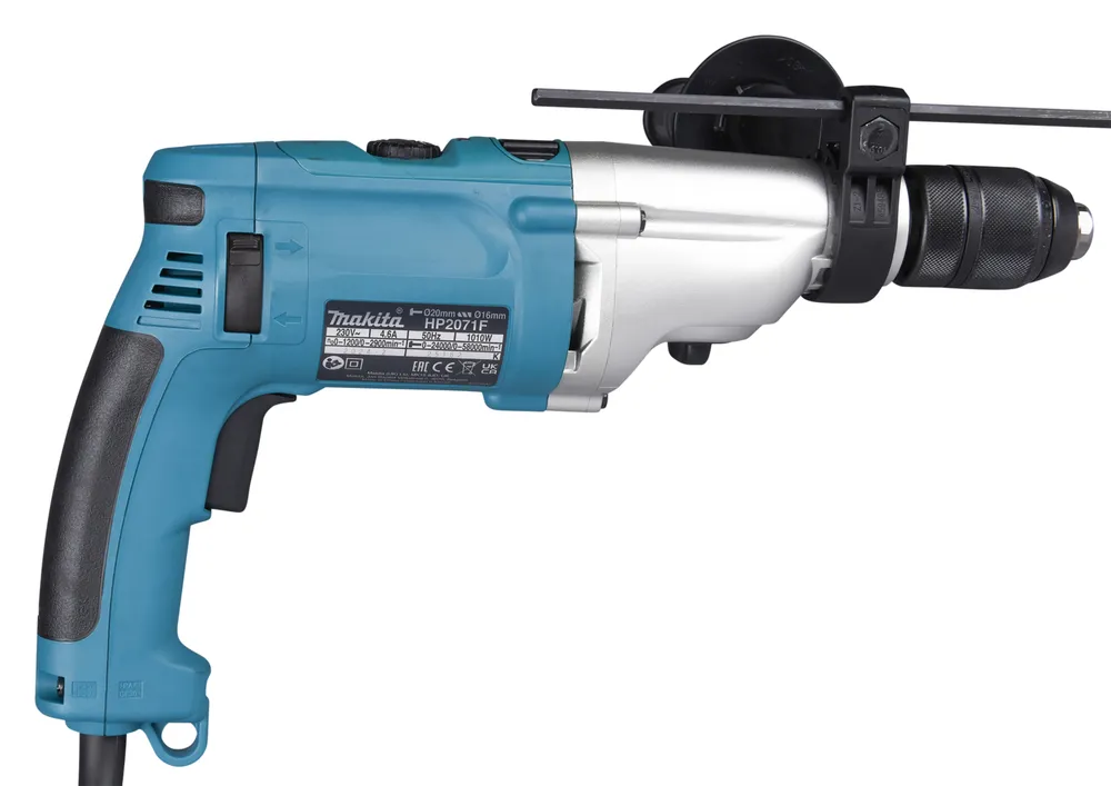 Pildil on Makita lööktrell HP2071FJ, millel on sinine ja hõbedane korpus ning millel on näha selle seerianumber.