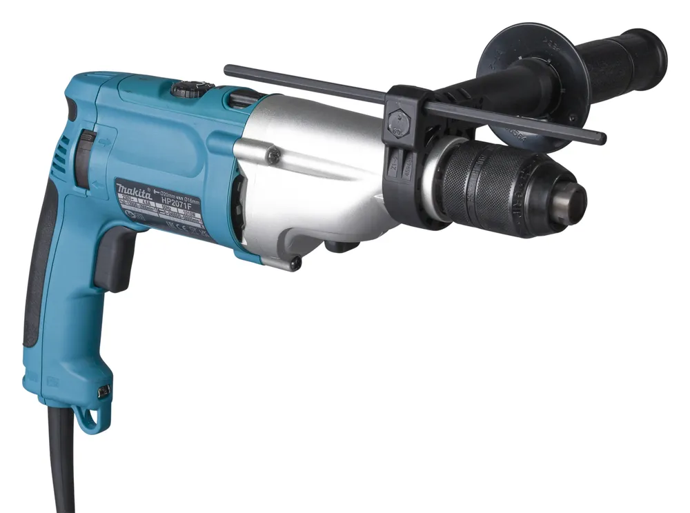 Pildil on Makita lööktrell HP2071FJ, millel on sinine ja metallik värvi korpus, must lisakäepide ja toitejuhe.