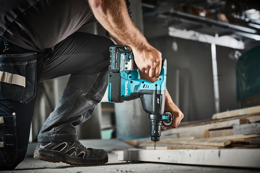 Makita cordless hammer drill HR002GM202