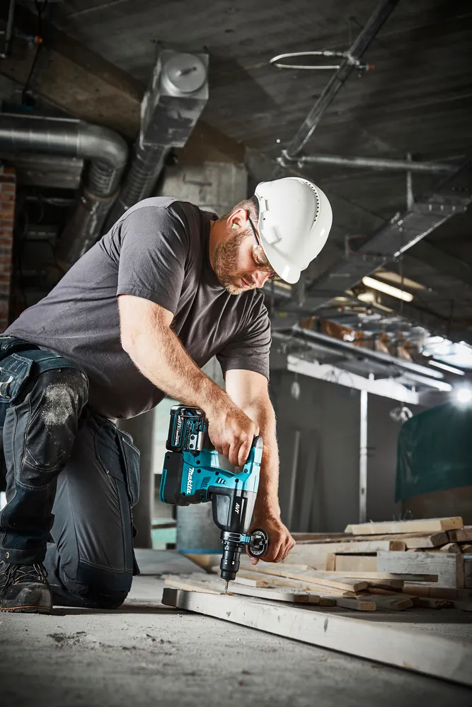 Makita cordless hammer drill HR002GM202