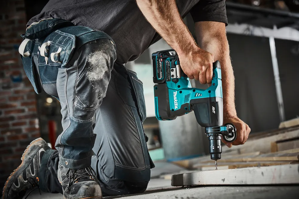 Makita cordless hammer drill HR002GM202