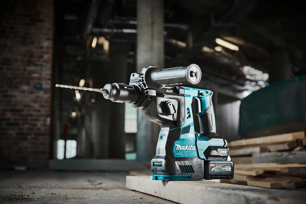 Makita cordless hammer drill HR002GM202