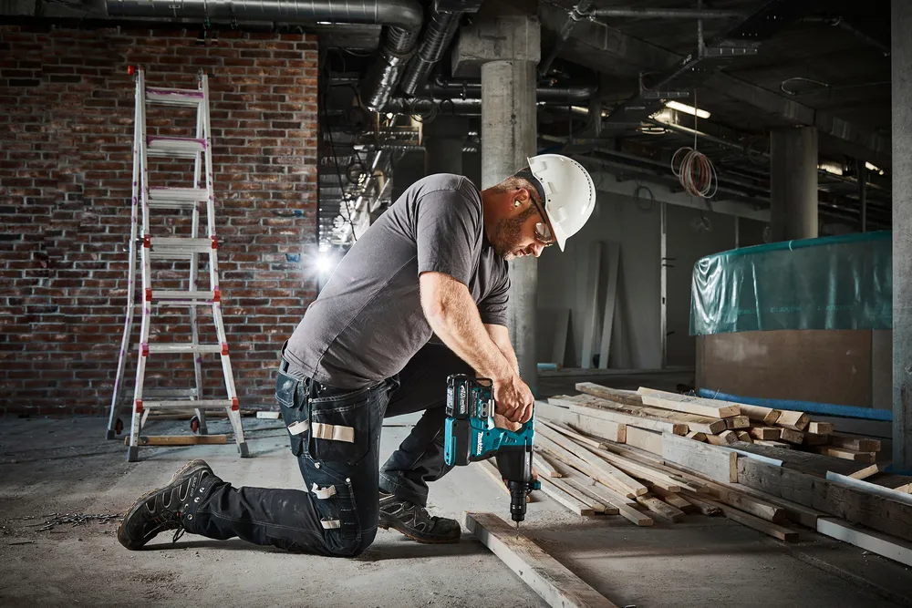 Makita cordless hammer drill HR002GM202