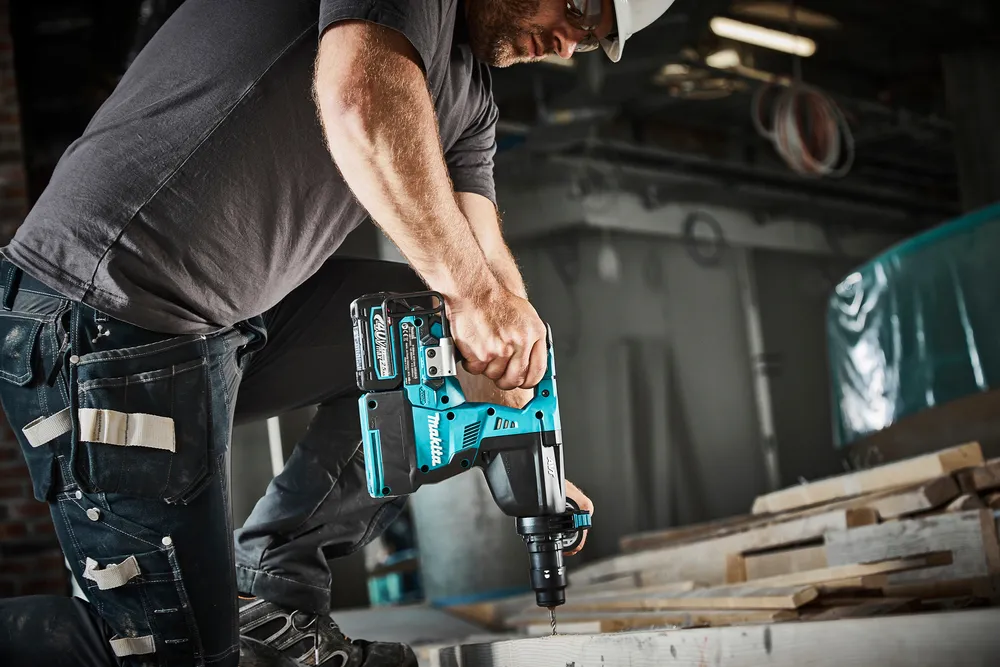 Makita cordless hammer drill HR002GM202