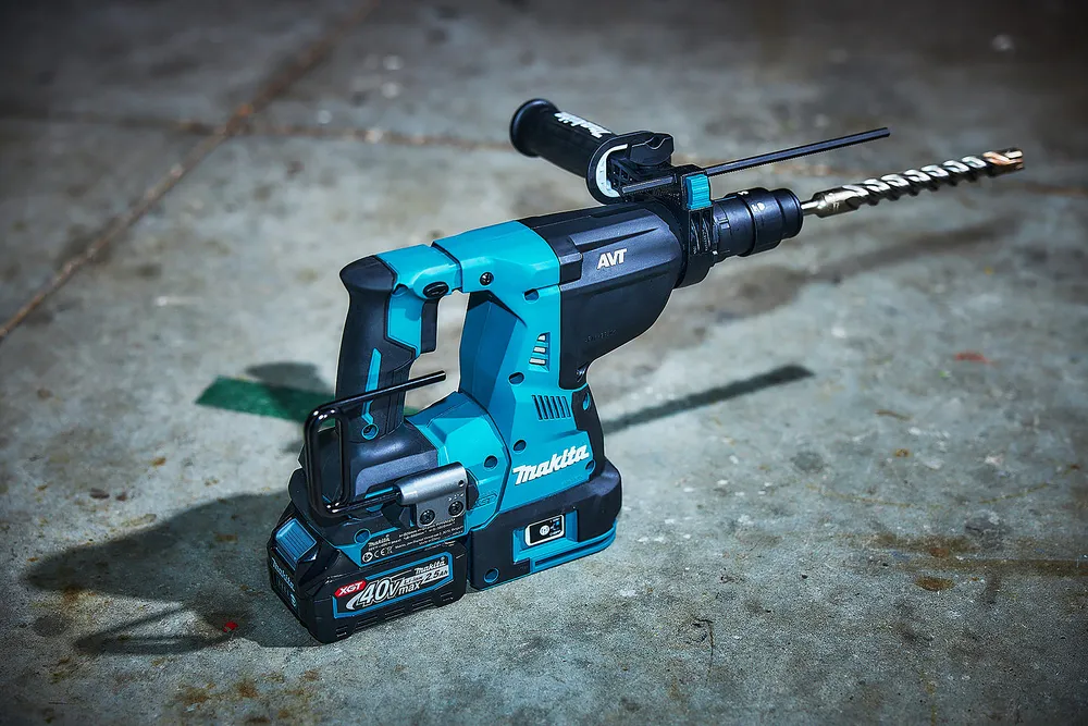 Makita cordless hammer drill HR002GM202