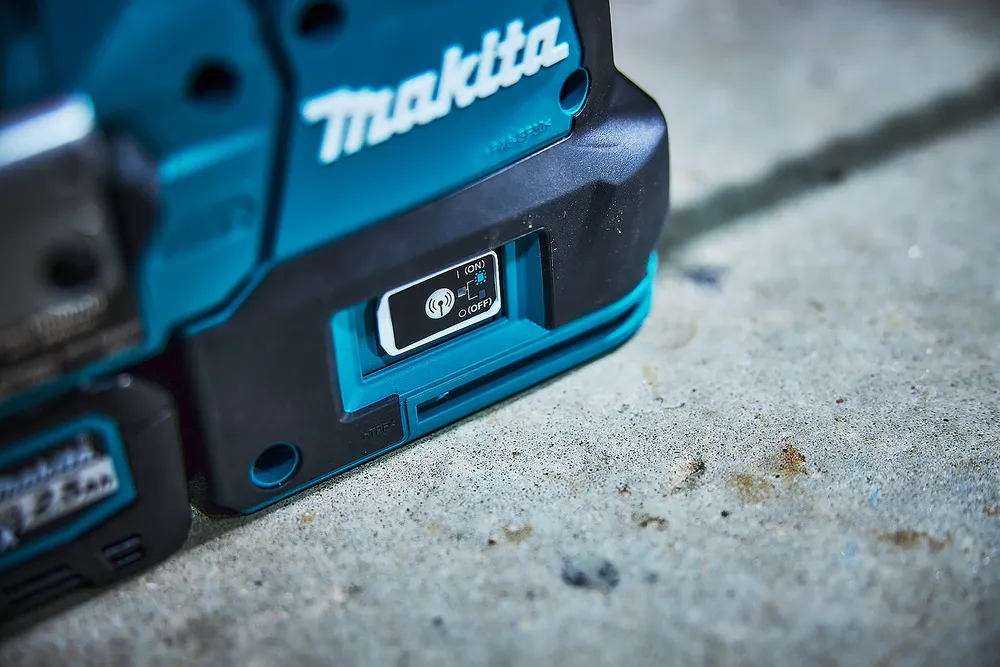 Makita cordless hammer drill HR002GM202