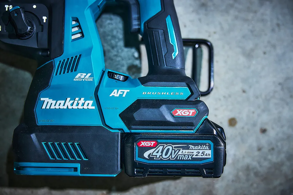 Makita cordless hammer drill HR002GM202