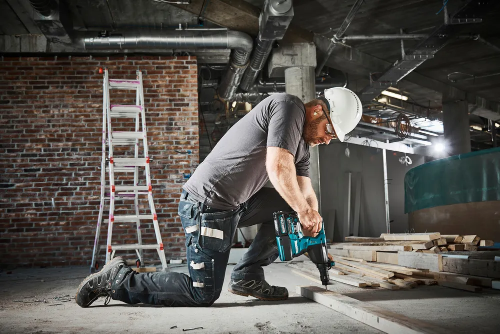 Makita cordless hammer drill HR002GM202