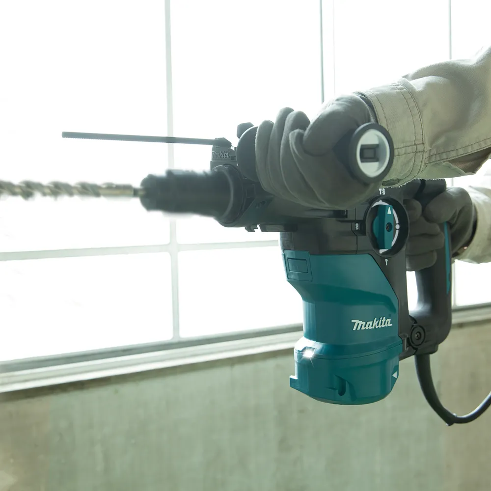 Pildil on näha Makita kombivasar HR3012FCJ koos selle tarvikutega.
