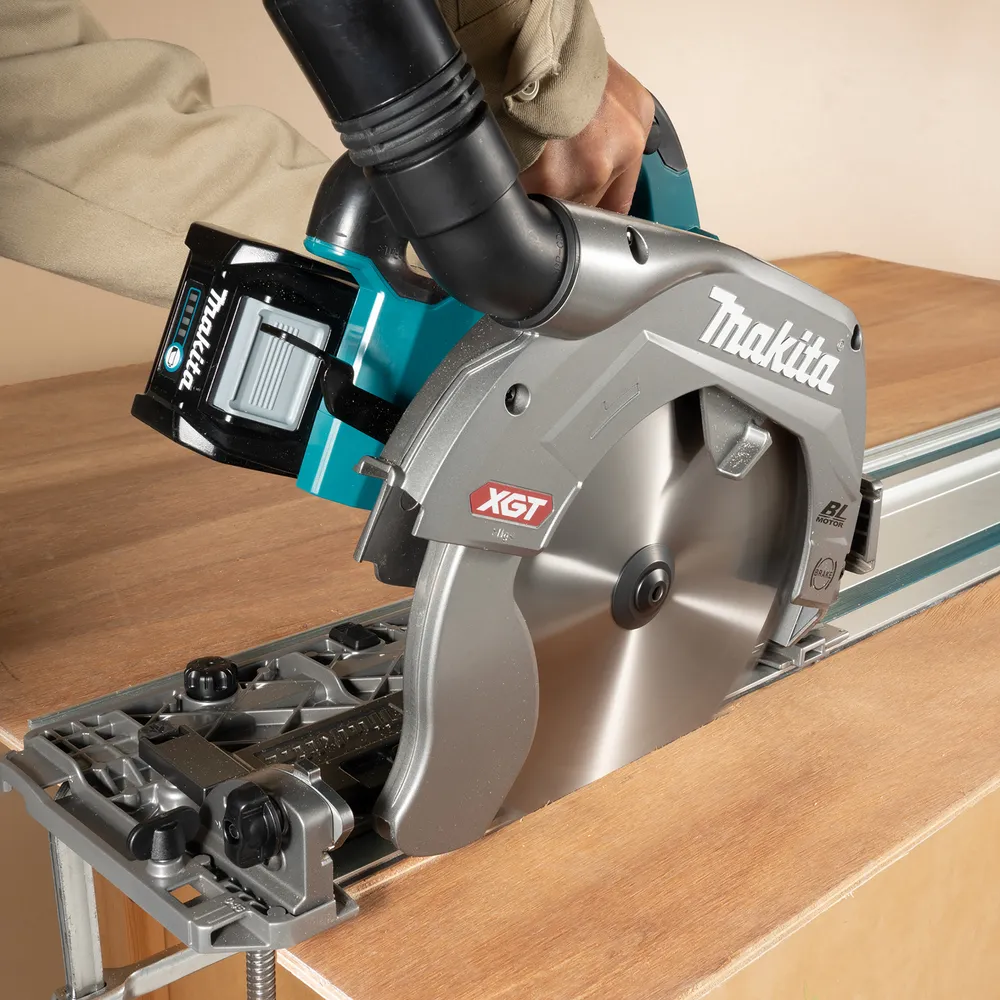 Pildil on Makita akuketassaagi HS009GZ karp, millel on näha sae pilt ja toote kirjeldus mitmes keeles.