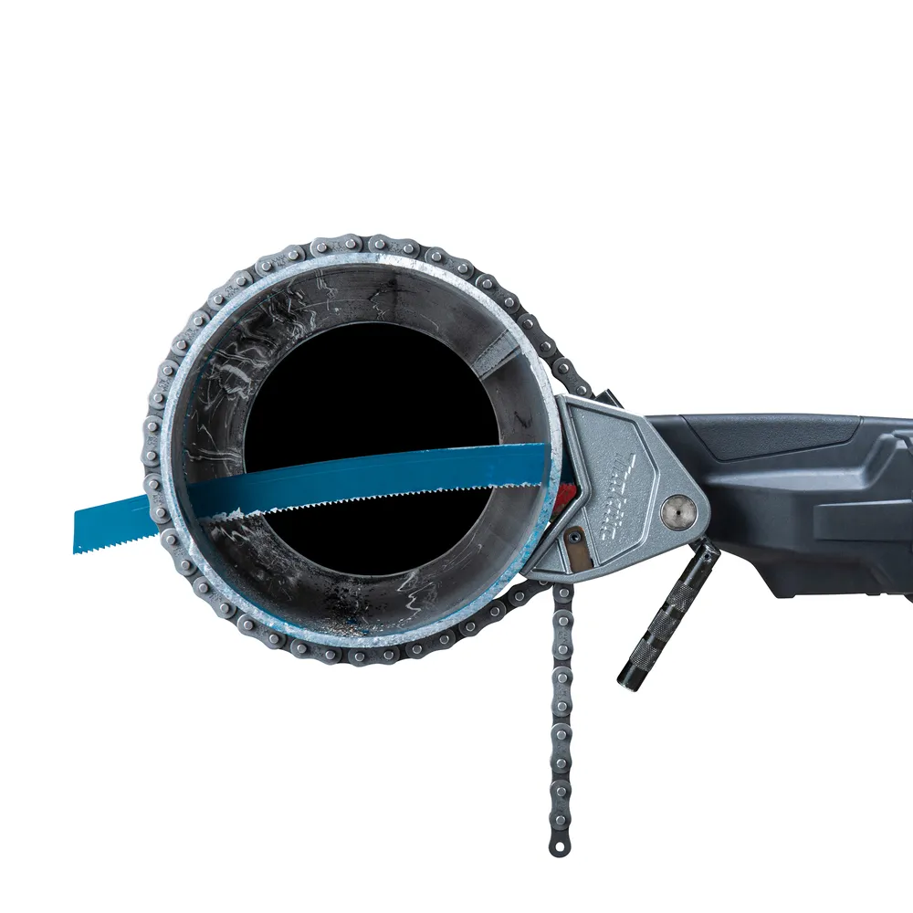 Pildil on Makita akuuniversaalsaag torudele JR003GZ, XGT, millel on ees terav sinine tera ja all rippuvad metallketid.
