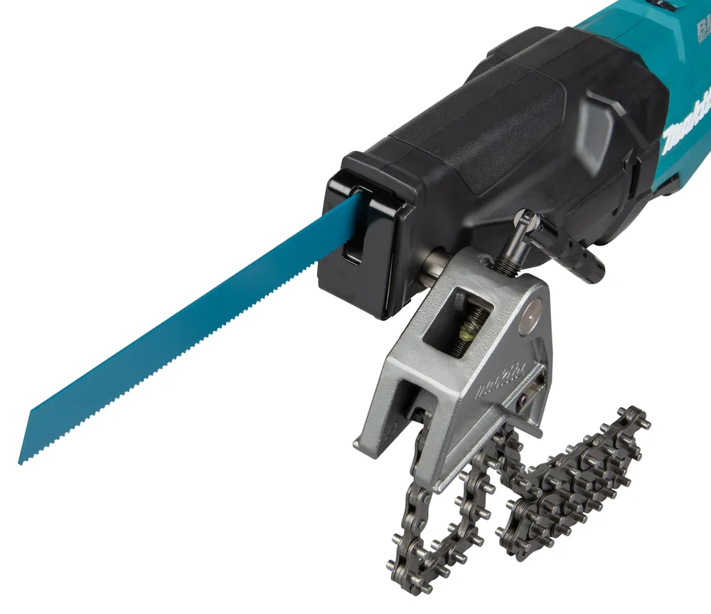 Pildil on Makita akuuniversaalsaag torudele JR003GZ, XGT, millele on kinnitatud ketiabi.