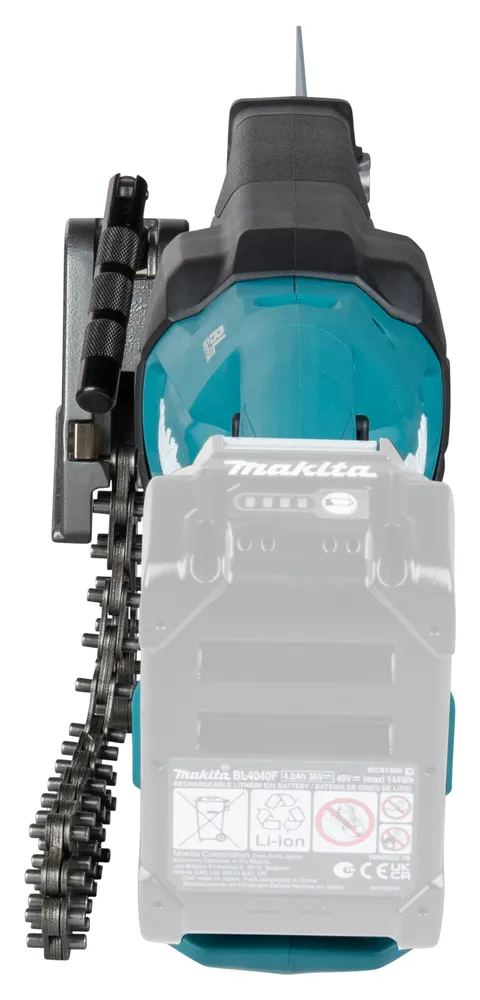 Pildil on Makita akuuniversaalsaag torudele JR003GZ, XGT, millel on sinine saetera ja metallist ketiga lisaseade.