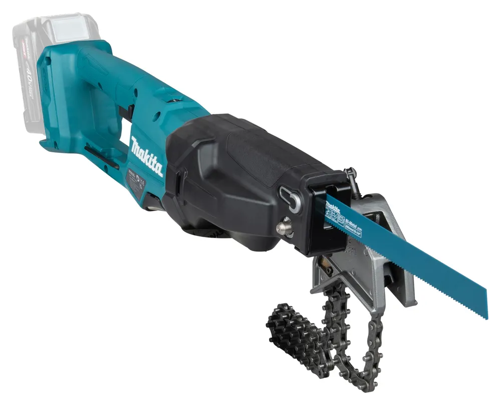 Pildil on näha Makita akuuniversaalsaag JR003GZ torudele, millel on paigaldatud saeterale kinnitatud metallkett.