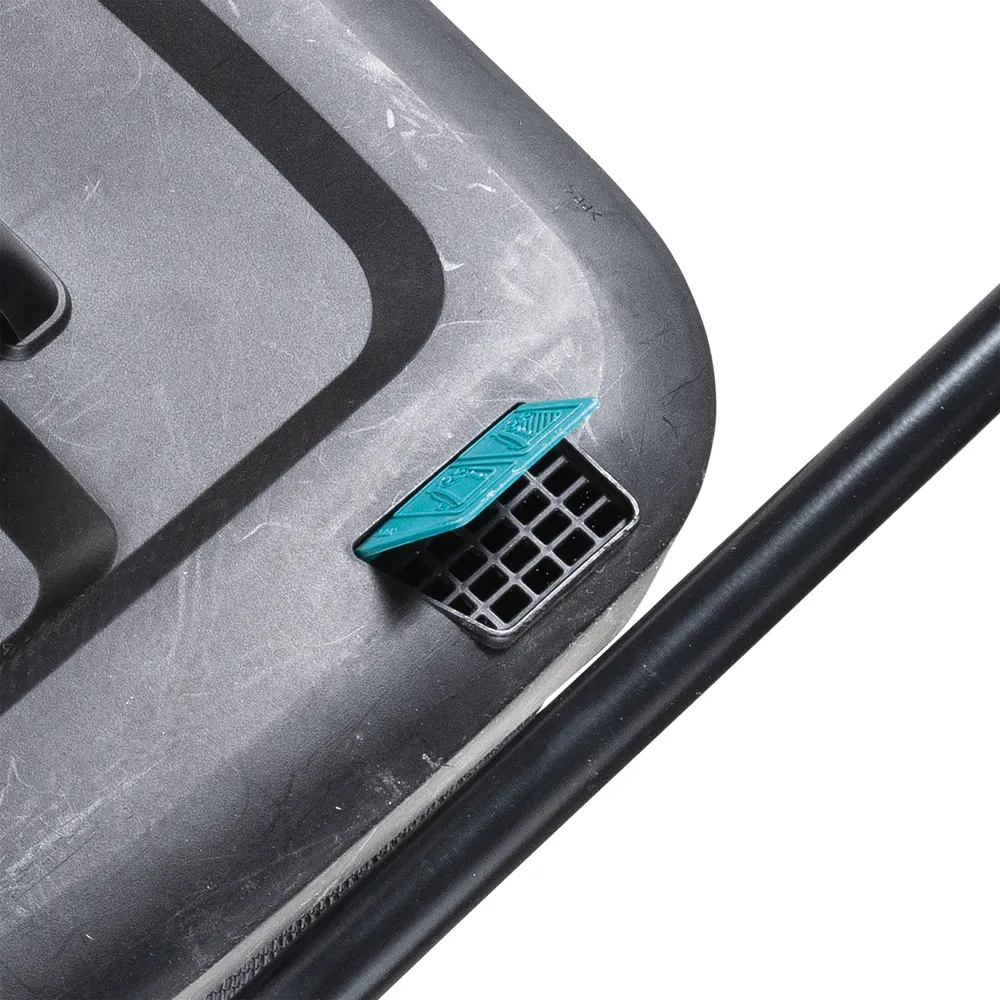 Pildil on näha Makita akumuruniiduk LM004GM103, XGT, mis on musta värvi plastkorpuse ja avatud ventilatsioonirestiga.