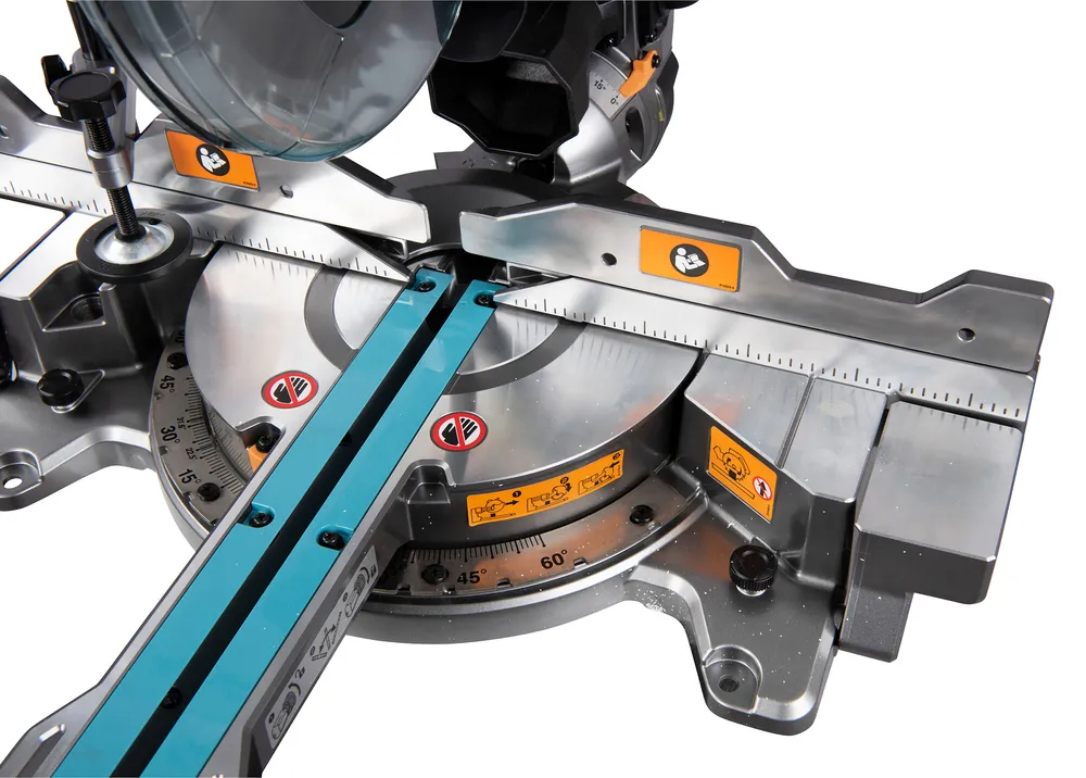 Makita akuga tükeldus- ja nurksaag LS002GZ01 on kompaktselt pildistatud detail, mis rõhutab selle saepingi metallist...