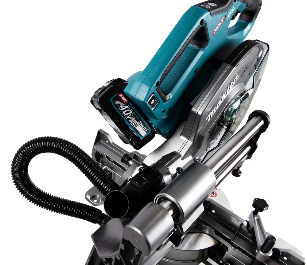 Pildil on Makita akuga tükeldus- ja nurksaag koos 40V XGT akuga, mis on paigaldatud tööriista peale.
