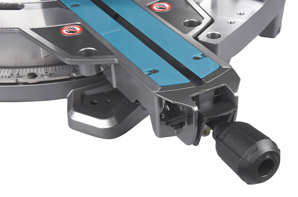 Pildil on näha detail Makita akuga tükeldus- ja nurksaag LS003GZ01, keskendudes masina detailidele nagu skaala, sinised...