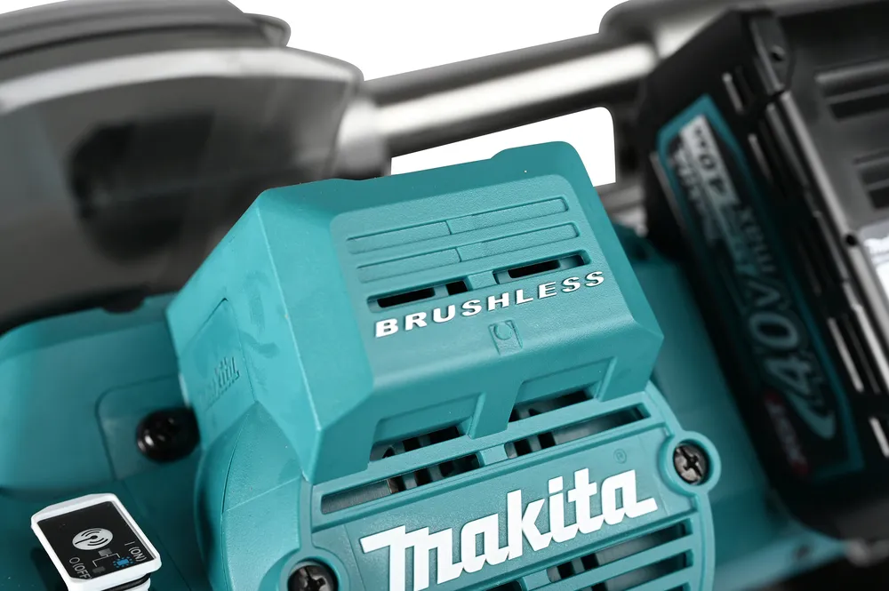 Pildil on näha Makita akuga tükeldus- ja nurksaag LS003GZ01 osi, sealhulgas mootorikate, "Brushless" kirje ja osa akupakist.