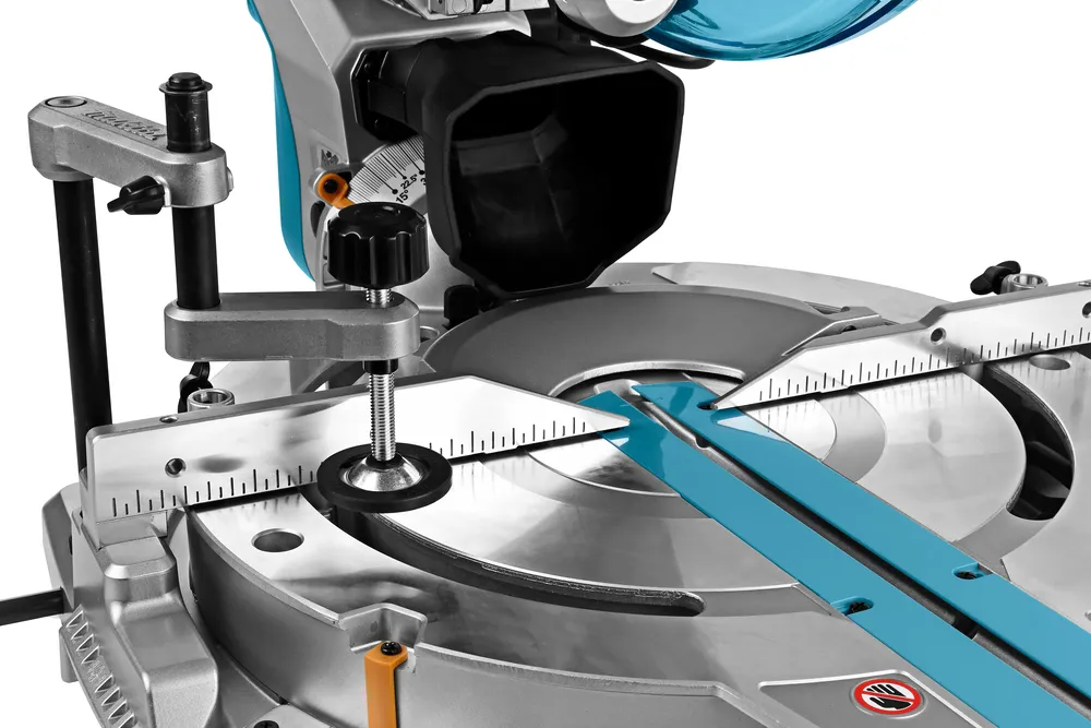Pildil on näha Makita tükeldus- ja nurksaag LS1219L, millel on metallist ja türkiissinised osad ning selgelt nähtavad...