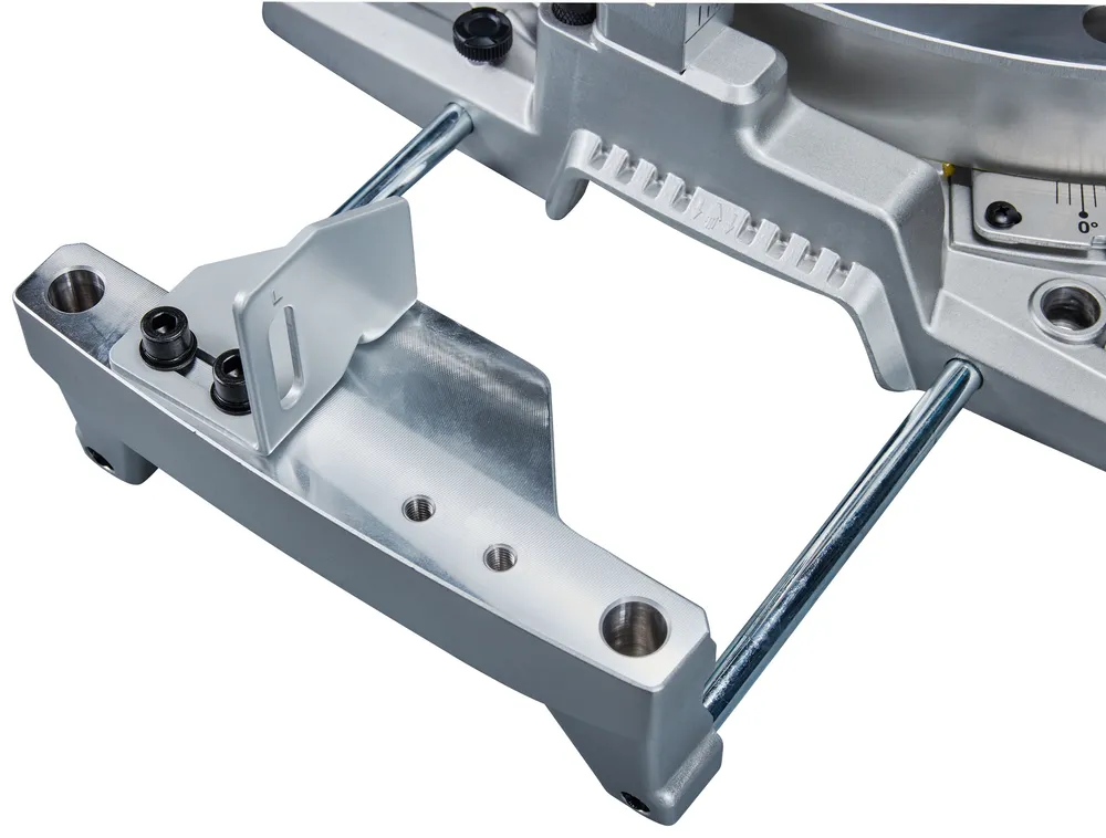 See toote pilt näitab Makita tükeldus- ja nurksaagi LS1219L, millel on metallist tugi ja kaks ühendusvarda.