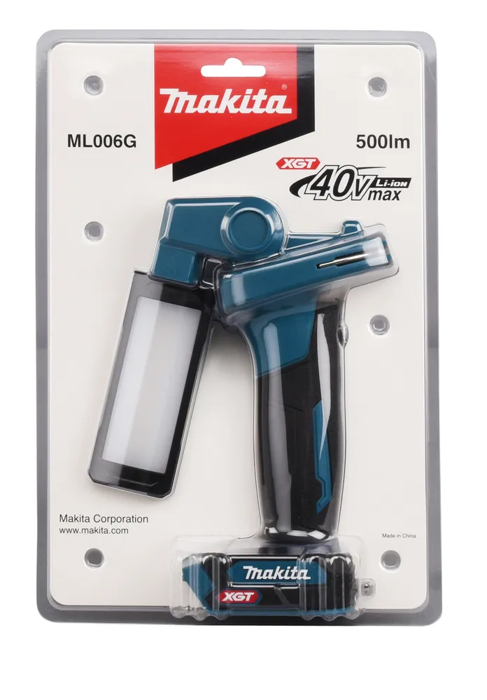 Pildil on Makita akulamp ML006G, mis on pakendatud läbipaistvasse plastkarpi koos Makita logoga akuga.
