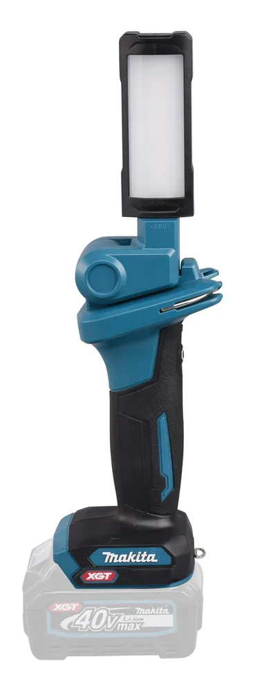 Pildil on Makita akulamp ML006G, mis on helesinise ja musta värvi ning mille küljes on Makita XGT 40V max aku.