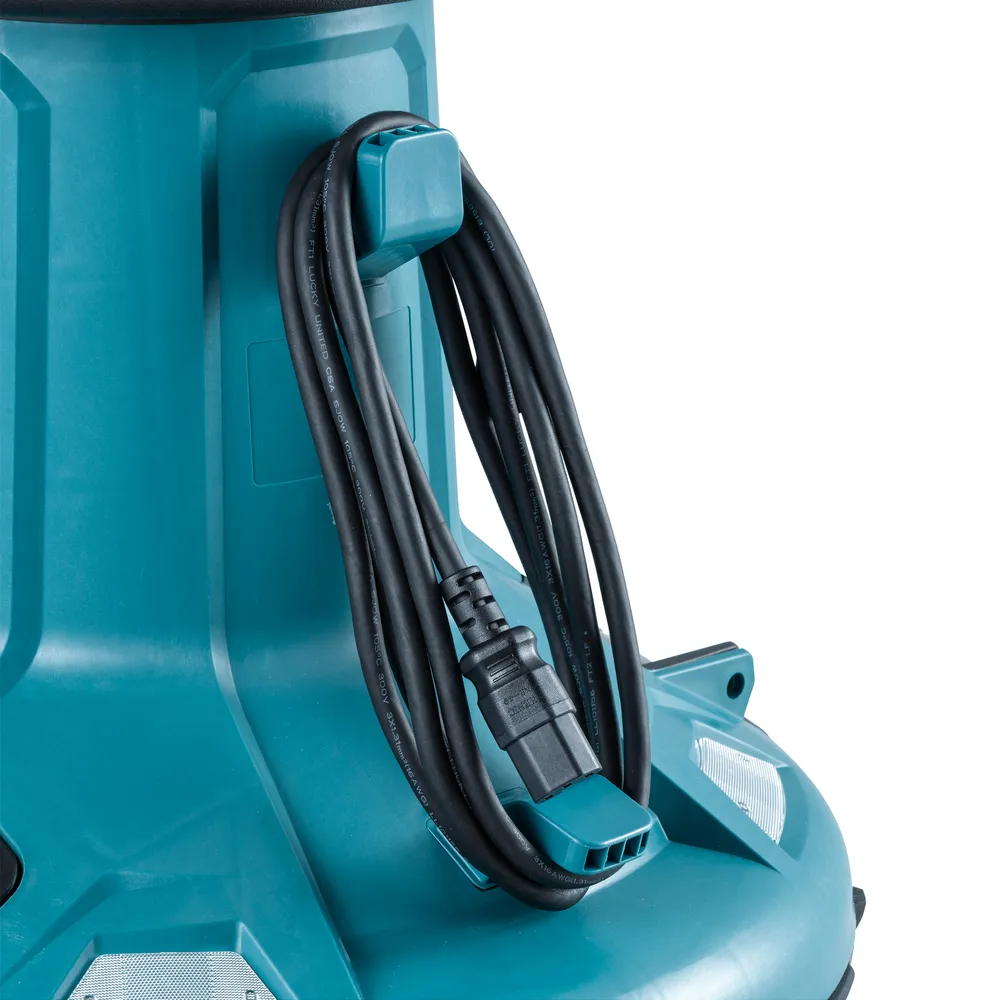Pildil on Makita akulamp ML010G, mida hoiab inimene.
