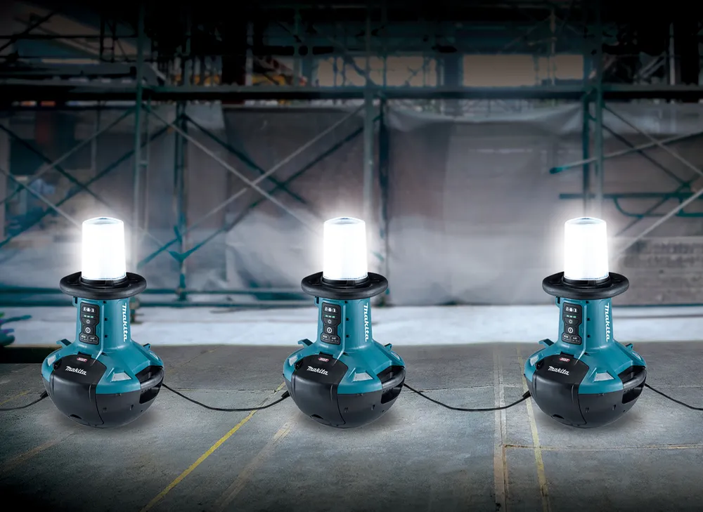 Pildil on Makita akulamp ML010G, mis valgustab töökohta.