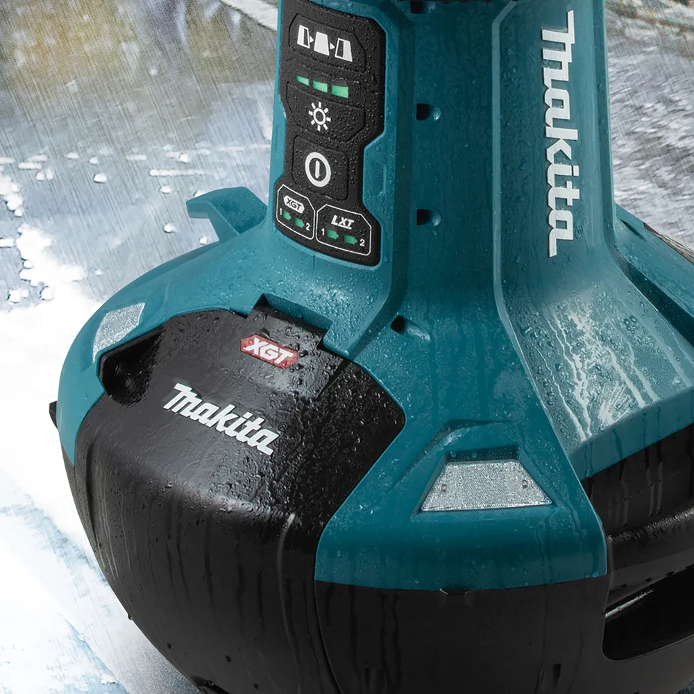 Pildil on kolm Makita akulampi ML010G, mis on ühendatud kaablitega, paigutatud ehitusplatsile.