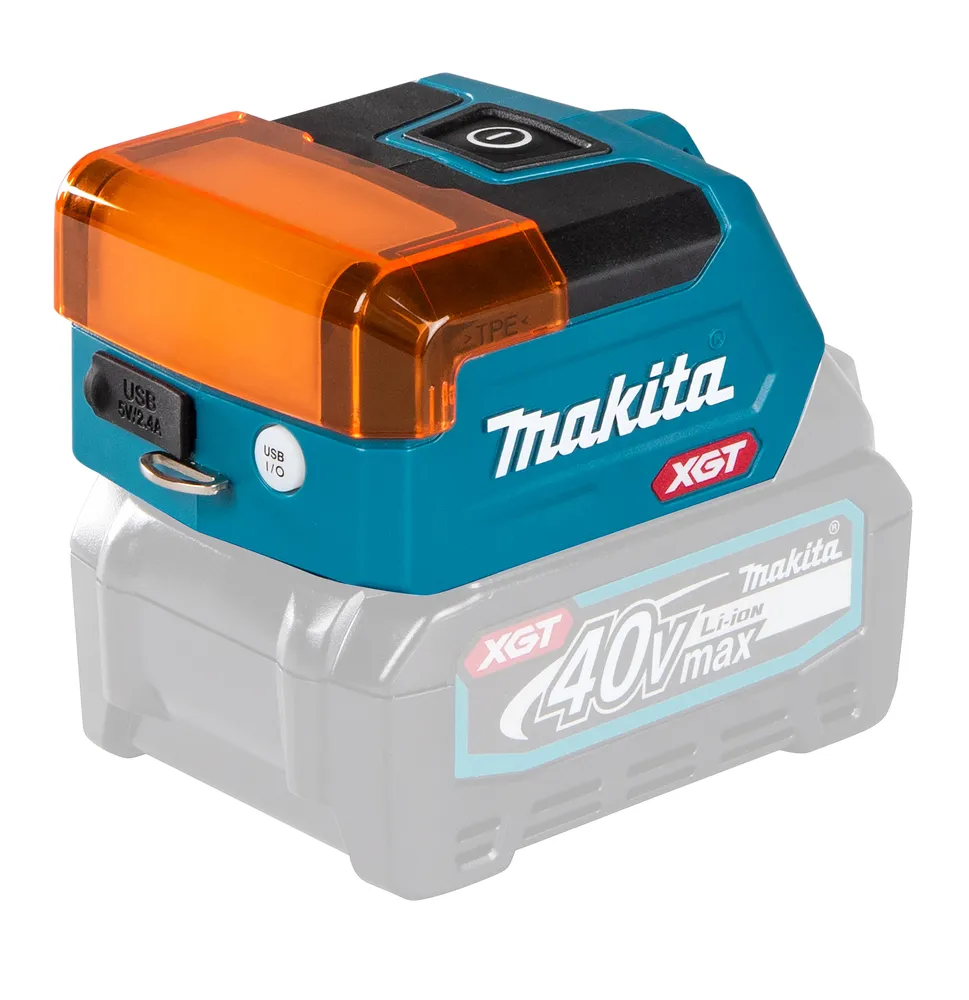 Pildil on näha Makita akulamp ML011G, millel on oranž katus ja USB-port, mis on asetatud halli Makita 40Vmax...