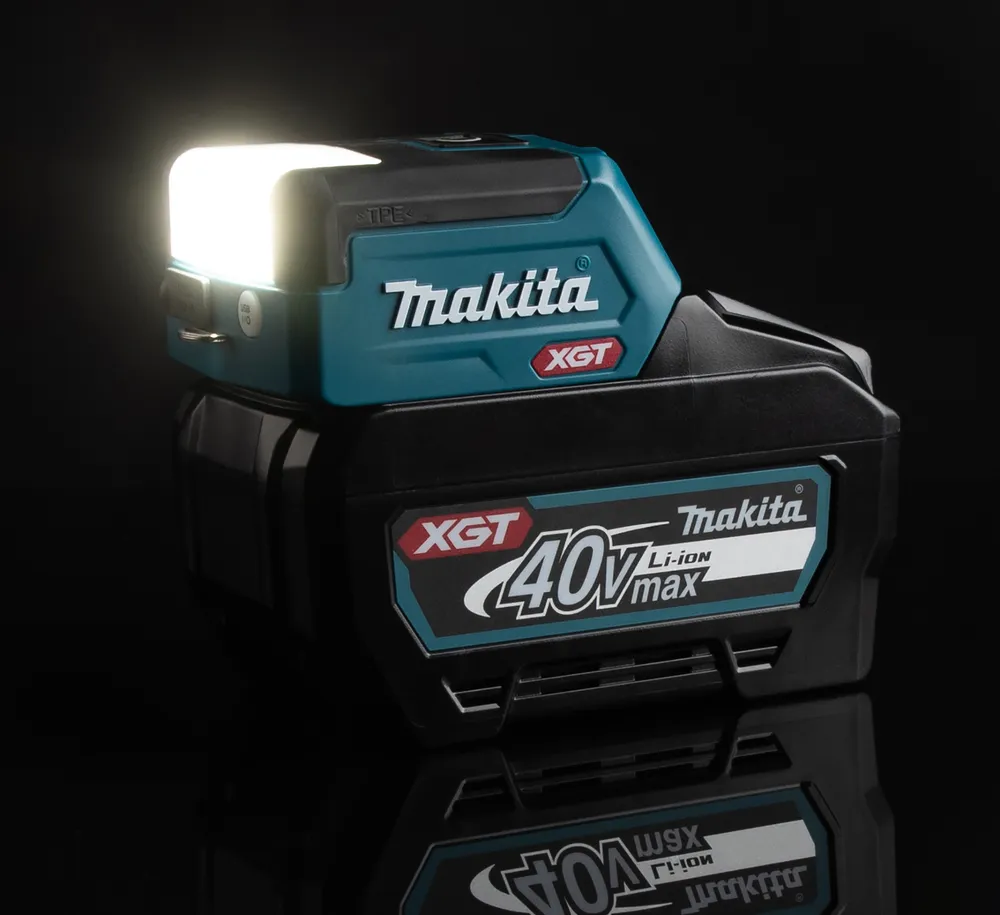 Pildil on Makita akulamp ML011G, mis on kinnitatud 40Vmax XGT aku külge.