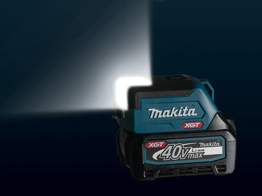 Pildil on Makita akulamp ML011G, millel on selgelt näha kaubamärk "Makita" ja toote tehnilised andmed, sealhulgas "XGT"...