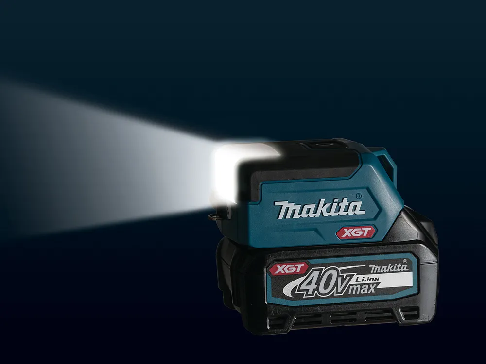 Pildil on Makita akulamp ML011G, millel paistab ere valgusvihk.